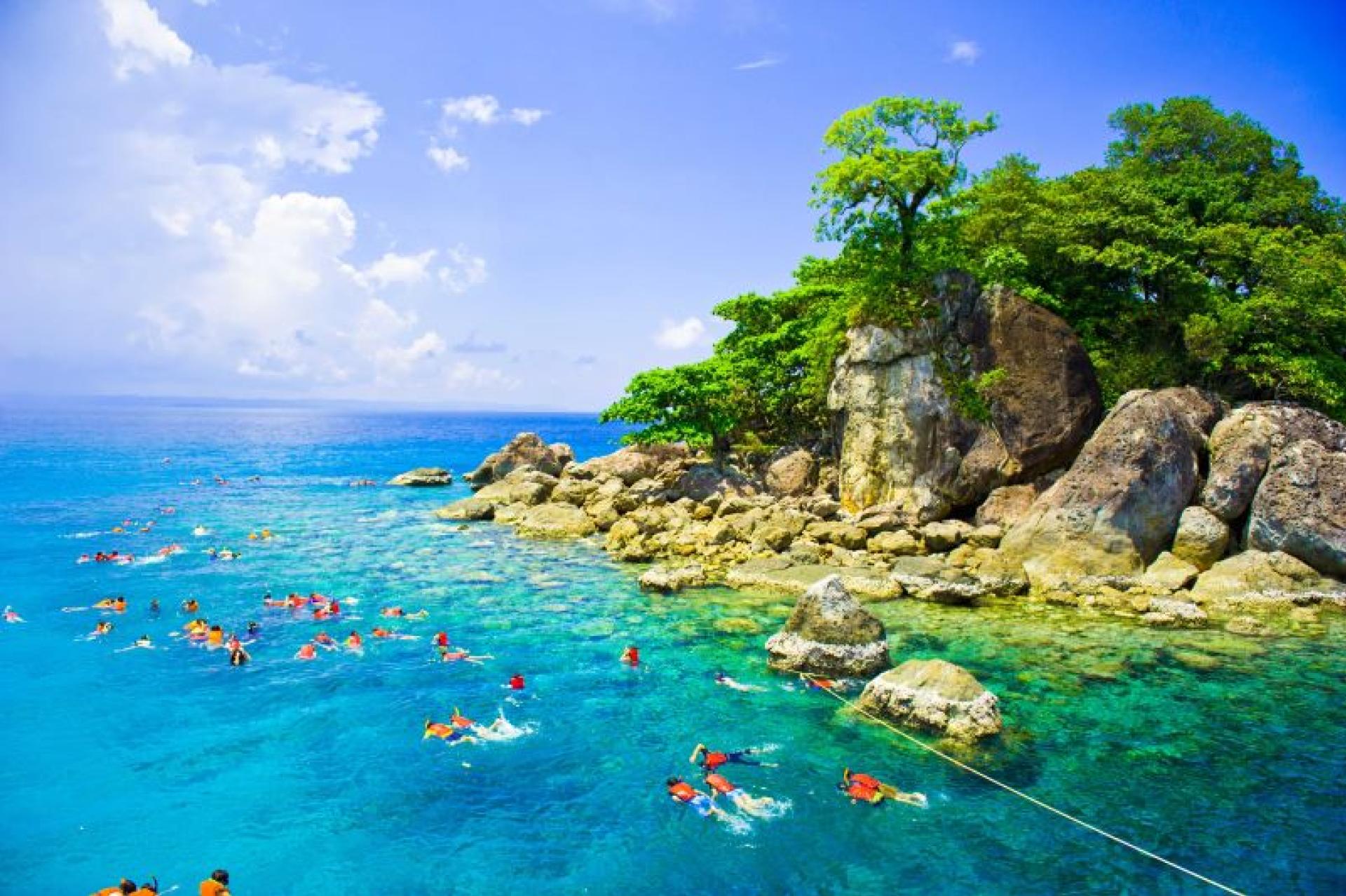 Looking for the perfect island getaway in just one day? The Phi Phi Islands offer stunning turquoise waters, vibrant coral reefs, and breathtaking natural scenery that will leave you in awe.