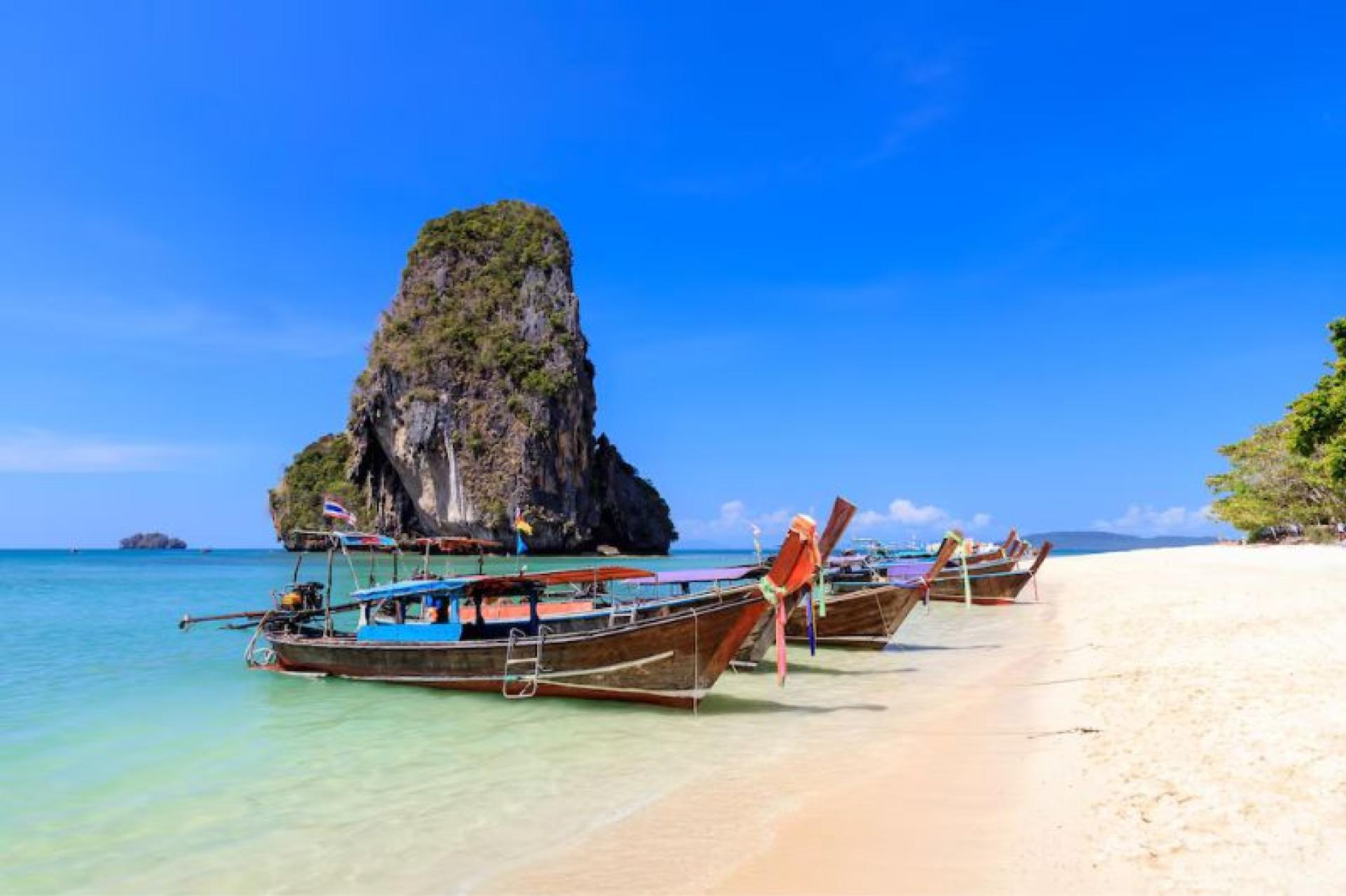 เทศกาลสงกรานต์ไม่ใช่แค่ช่วงเวลาแห่งความสนุกสนานและสาดน้ำเท่านั้น แต่ยังเป็นโอกาสทองในการพักผ่อนและท่องเที่ยวอย่างเต็มที่
